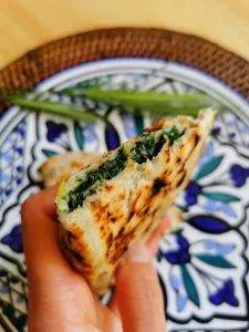 Qutab, chausson galette à la verdure, oignons blettes orties.