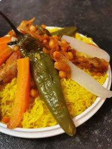 Dwida mfawra, vermicelles aux épices et poulet (Tunisie)