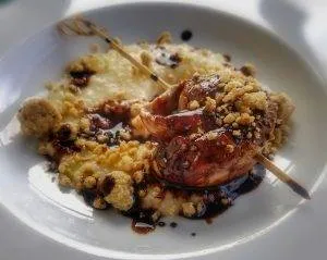 Canard caramélisé soja miel, purée et crumble