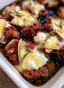 Aubergines au four au bœuf haché et fromage gratiné.