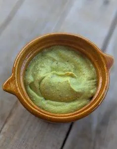 Mayonnaise aux avocats et aux œufs durs.