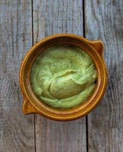 Mayonnaise aux avocats et aux œufs durs.