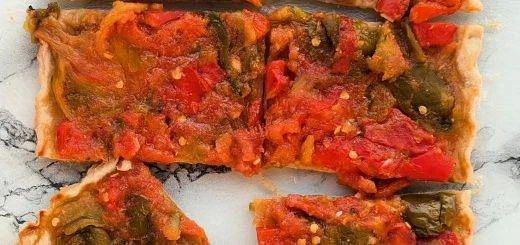 Coca de trampo de Majorque, aux poivrons et tomates